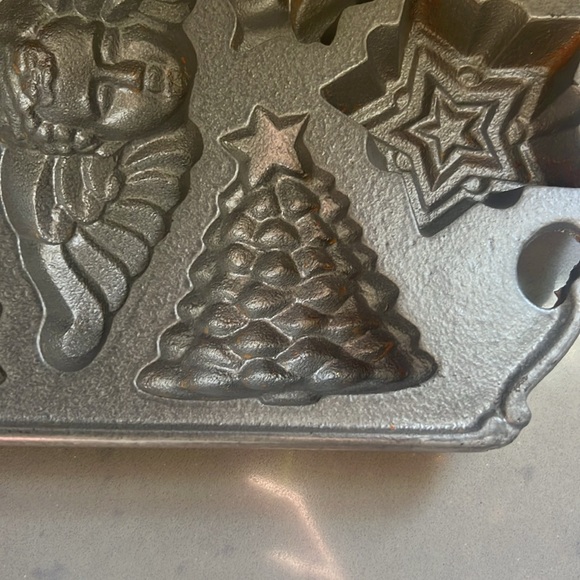 John Wright Cast Iron Christmas Cookie Candy
Mold Santa Tree Angel Bell Star - Picture 4 of 7
